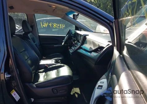 2015 Toyota Sienna Se 8 Passenger z USA, uszkodzony, nr VIN 5TDXK3DC1FS655935